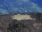 Zoommata sulll'Alpe Fuori nell'opposto vallone di Andromia....